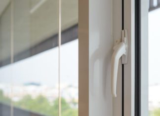 רצועות לתריסי גלילה ונעילות לחלונות הזזה – פתרונות לבית המודרני