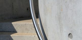 מעקה ברזל למדרגות חוץ