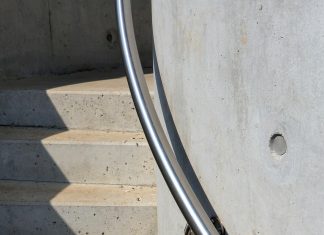 מעקה ברזל למדרגות חוץ