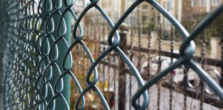 שערים וגדרות להבטחת מעברים בטוחים